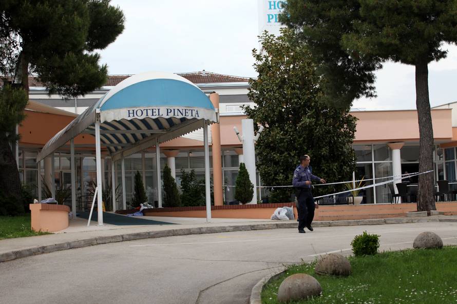 Pred turistima: Upucao dvoje ispred hotela, bježi u BMW-u