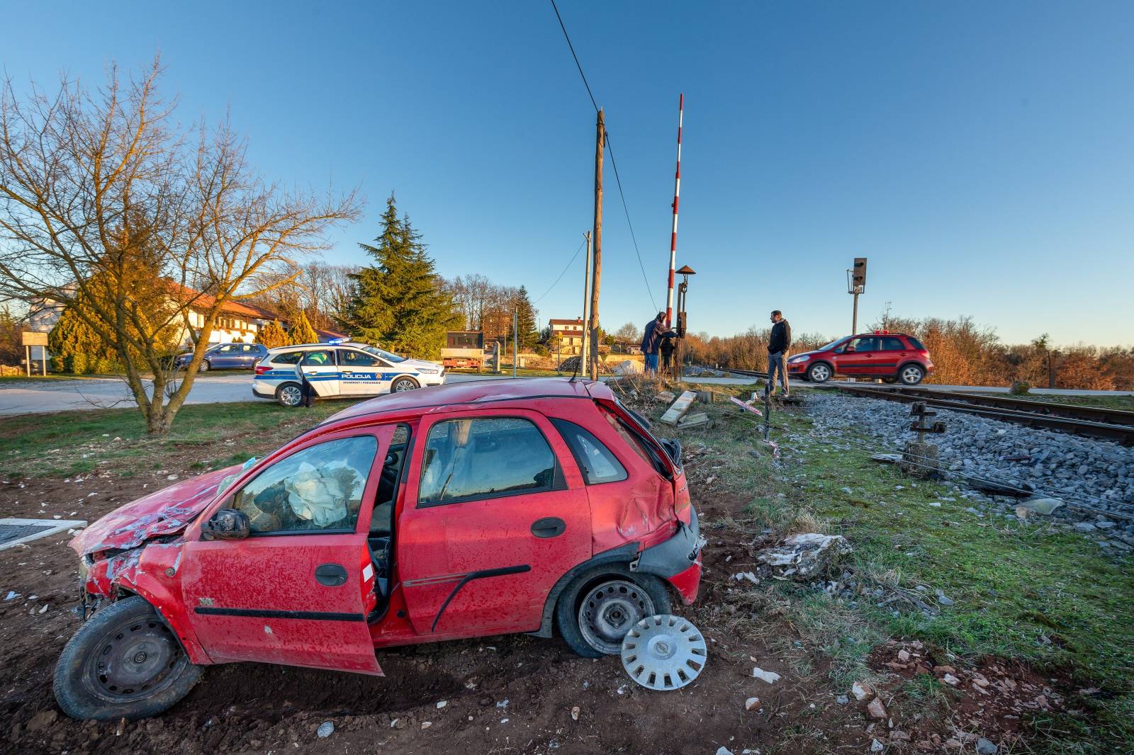 U Svetom Petru u šumi automobilom podletio pod vlak