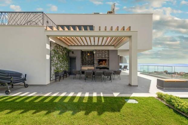 FOTO Ogromna parcela, privatni wellness i čudo od pogleda: Vila u Podstrani čeka novog vlasnika