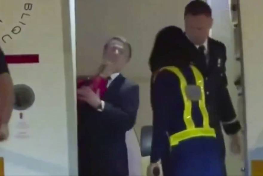 Mon Dieu. Ulovili bizaran trenutak: Brigitte o&scaron;amarila Macrona u avionu, a to nije sve