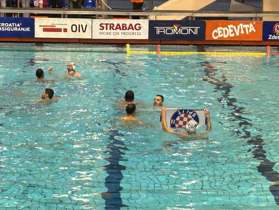 VIDEO Poljud slavi prvaka uz zastavu Hajduka. Jadranaši su šampioni treću godinu u nizu