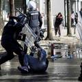 FOTO KAOS U ALBANIJI Sukobi prosvjednika i policija: 'Daj ostavku prije nego sve izgori!'