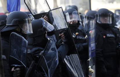 Drama u Skoplju: Bijesna rulja blokirala Islamsku zajednicu