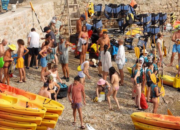 Dubrovnik ljeti, tisuće posjetitelja, ali i bogata ponuda za svakoga