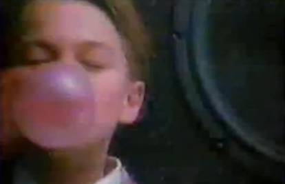 Plavokosi dječarac: DiCaprio napuhuje balone od kaugume