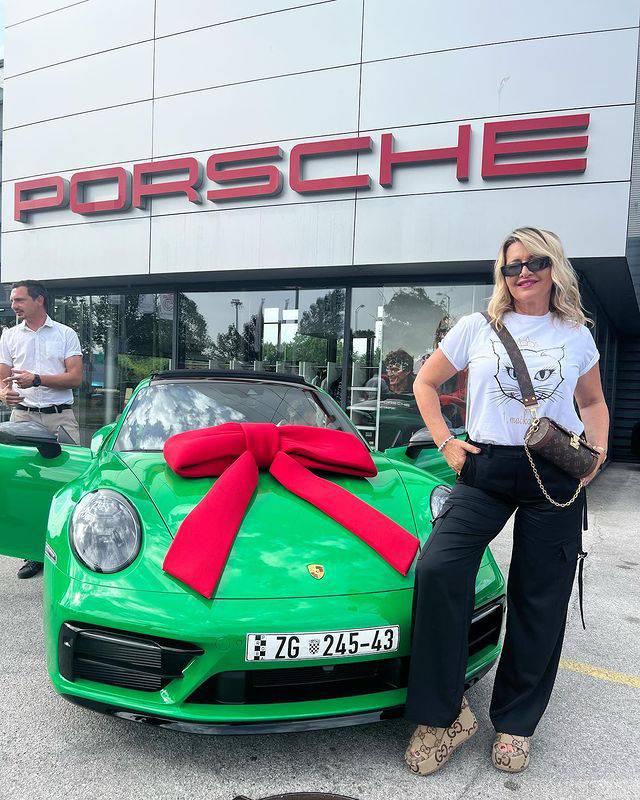 Snježana Mehun štiklom gazi  zeleni Porsche od 385 konja: 'Brza vožnja je za trkaće staze'