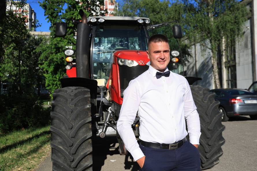 24sata Rugvica: Maturant iz Ježeva, traktorom do Građevinske škole na maturalnu večer