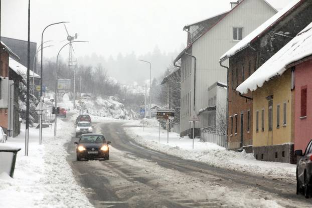 Delnice: Snijeg otežava promet kroz Gorski kotar