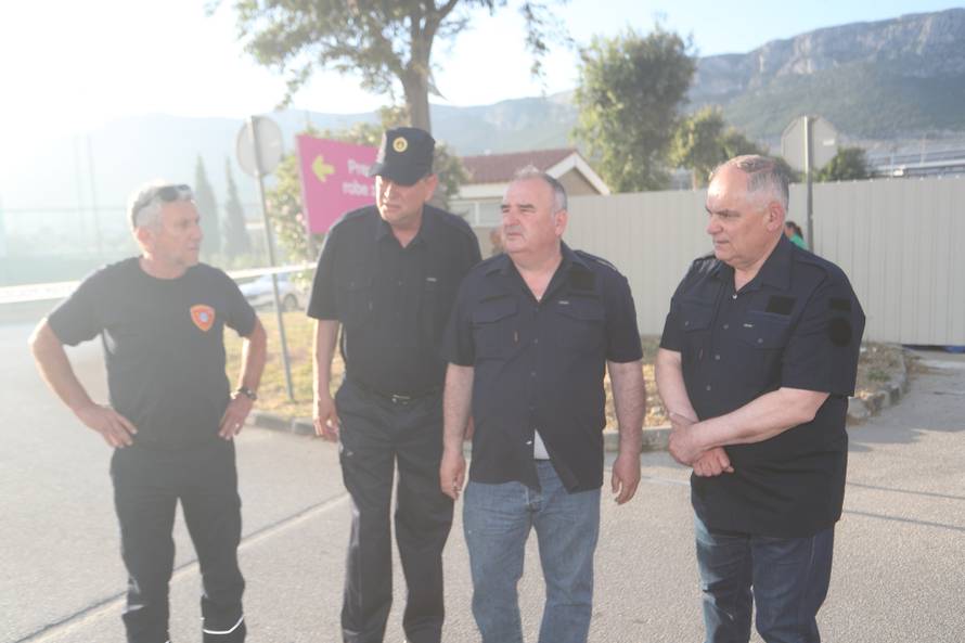 Crni dim nad Kaštelima: Buknuo veliki požar u skladištu Pevexa
