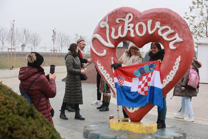 FOTO Šalovi, široki osmijesi i magla: Ljudi iz cijele Hrvatske stigli su u Vukovar na obljetnicu