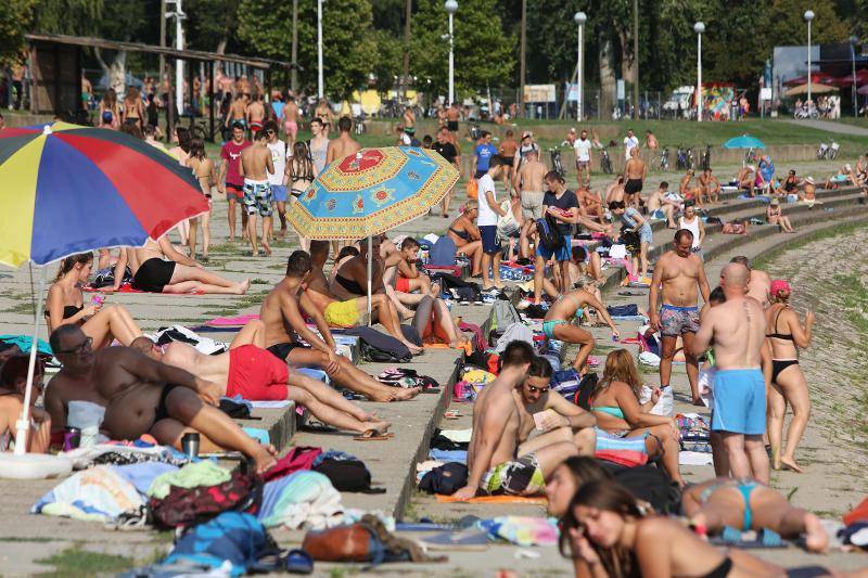 Ma koje Zrće: 'Copacabana' u Osijeku krcata je seksepilom