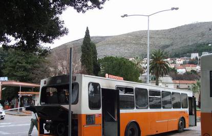 Vrijeđali crnkinju i tukli vozača autobusa, slomili su mu ruku