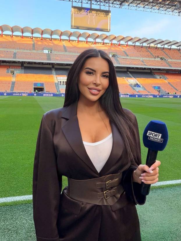 FOTO Tko je bujna TV voditeljica koja se fotkala gola? Šuškalo se da je imala aferu s legendom