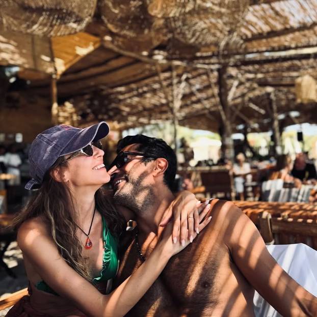 Sjećate li se osvetnika Ezela? Poznati glumac ljubi 13 godina mlađu poznatu glumicu...