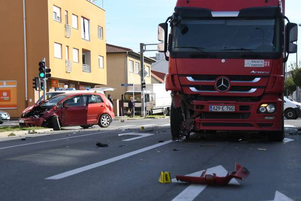 Bjelovar: Dvije osobe ozlijeđene u sudaru automobila i kamiona