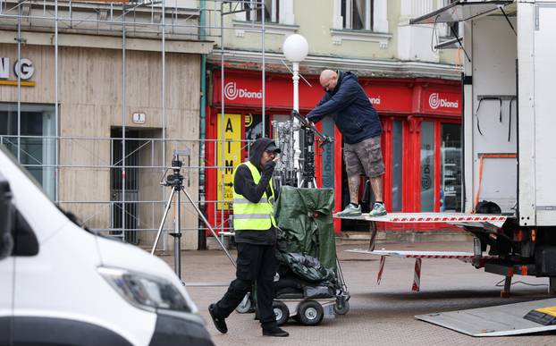 Zagreb: Slaganje opreme za filmski set na Trgu bana Josipa Jela&ccaron;i&cacute;a