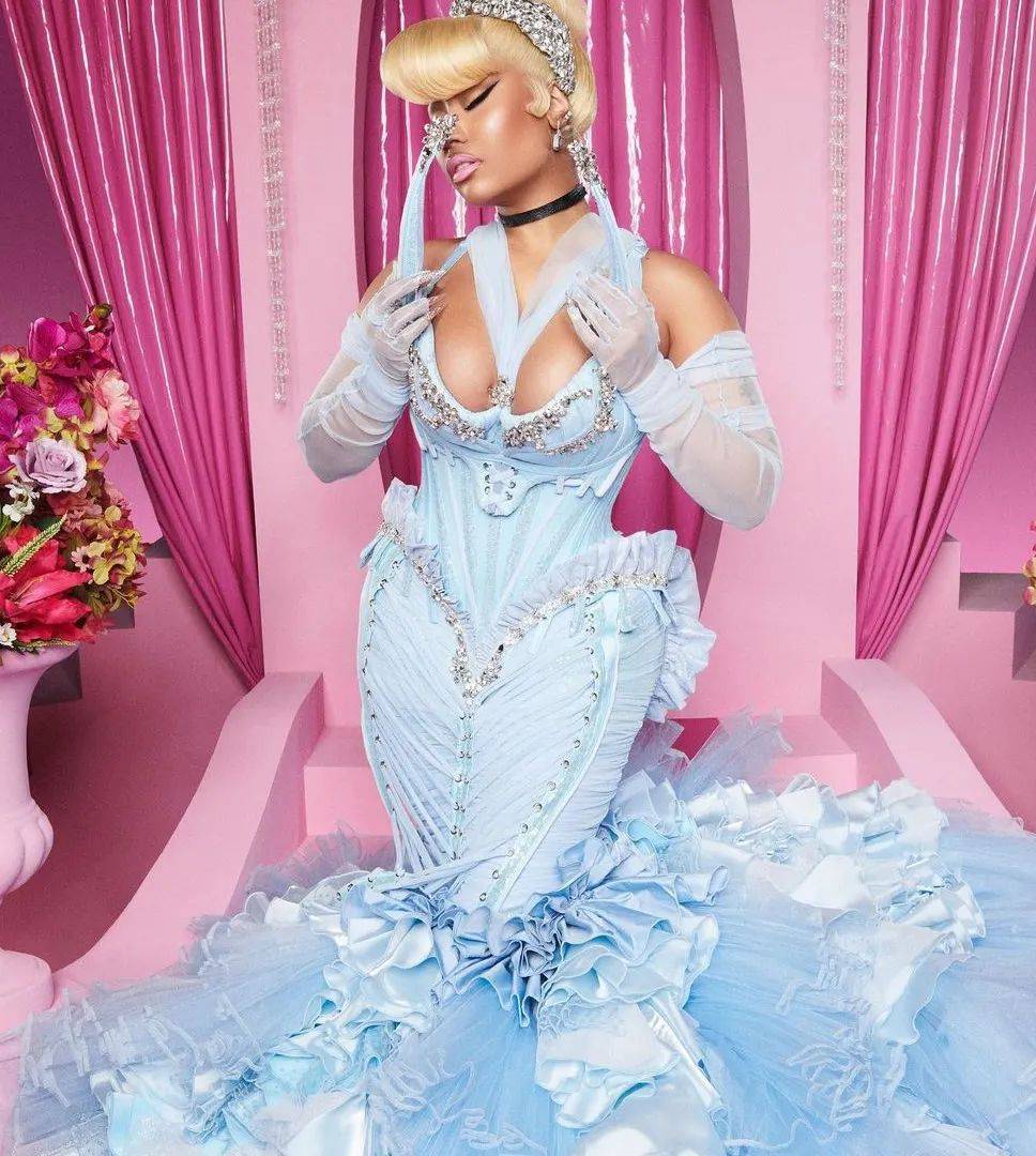 Pepeljuga gole guze: Zigman kreirao haljinu za Nicki Minaj
