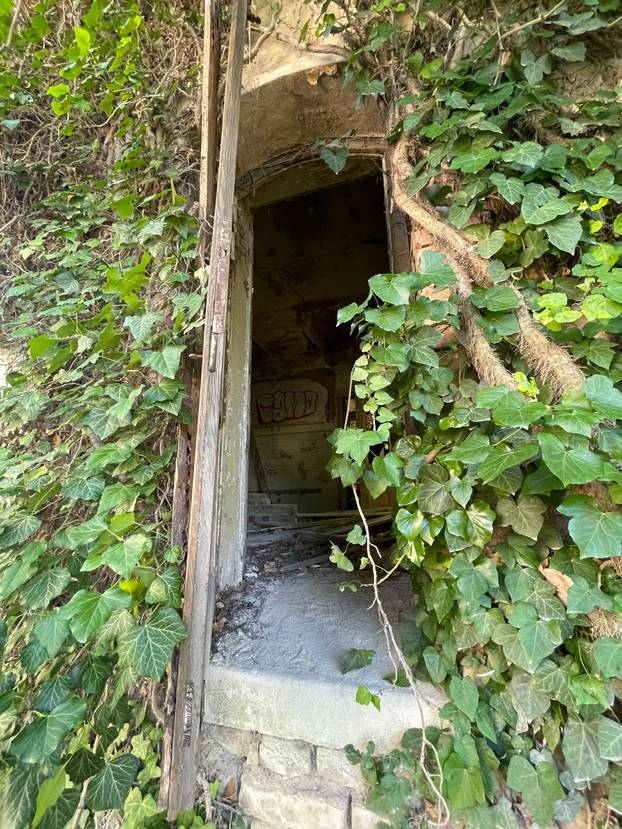 FOTO Bili smo u zapuštenoj vili koju su gradili za upravitelja imanja baruna Raucha 1910.