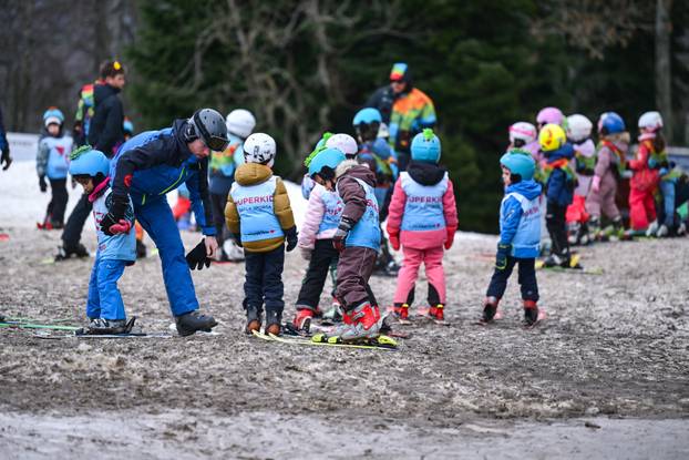 Zagreb: Blato i toplo vrijeme nisu spriječili najmlađe skijaše na Sljemenu