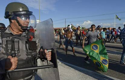 Prosvjednici u Brazilu htjeli ući na stadion, ratjerala ih policija