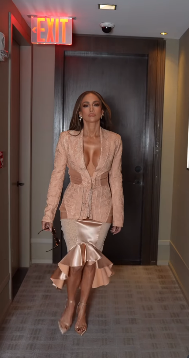 FOTO Sve joj dobro stoji! Ovako je Jennifer Lopez (56) isfurala sako bez grudnjaka, tangice...