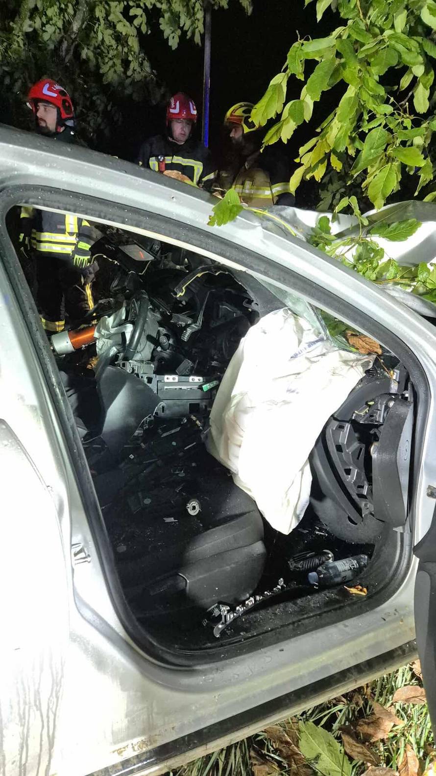 Policija objavila detalje nesreće kod Osijeka: Mladić (20) poginuo nakon udara u stablo