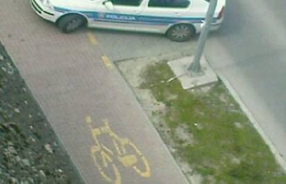 Policija parkirala vozilo na cesti i stazi za bicikliste