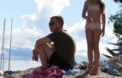 Matija Dedić uživa u kupanju i sunčanju sa kćeri i suprugom