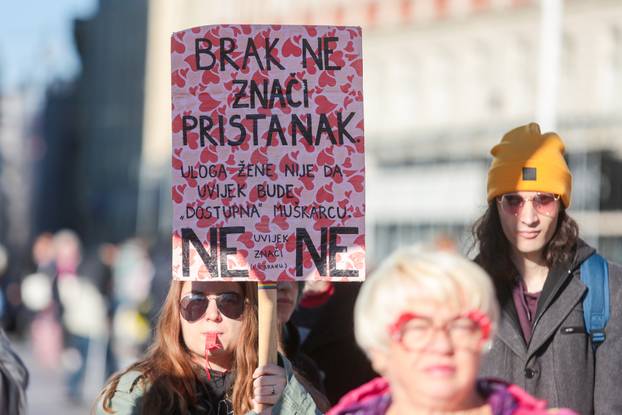 Zagreb: Molitelji krunice na Trgu bana Jelačića