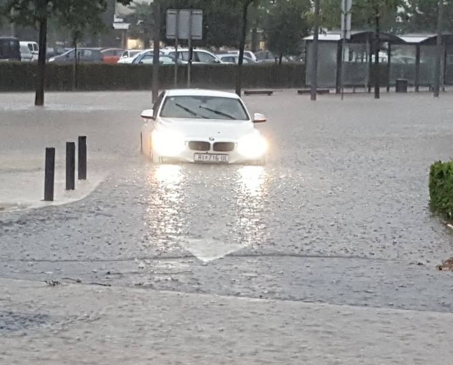 Opći potop u Zadru: Garaže su poplavljene, auti plivaju, kaos...
