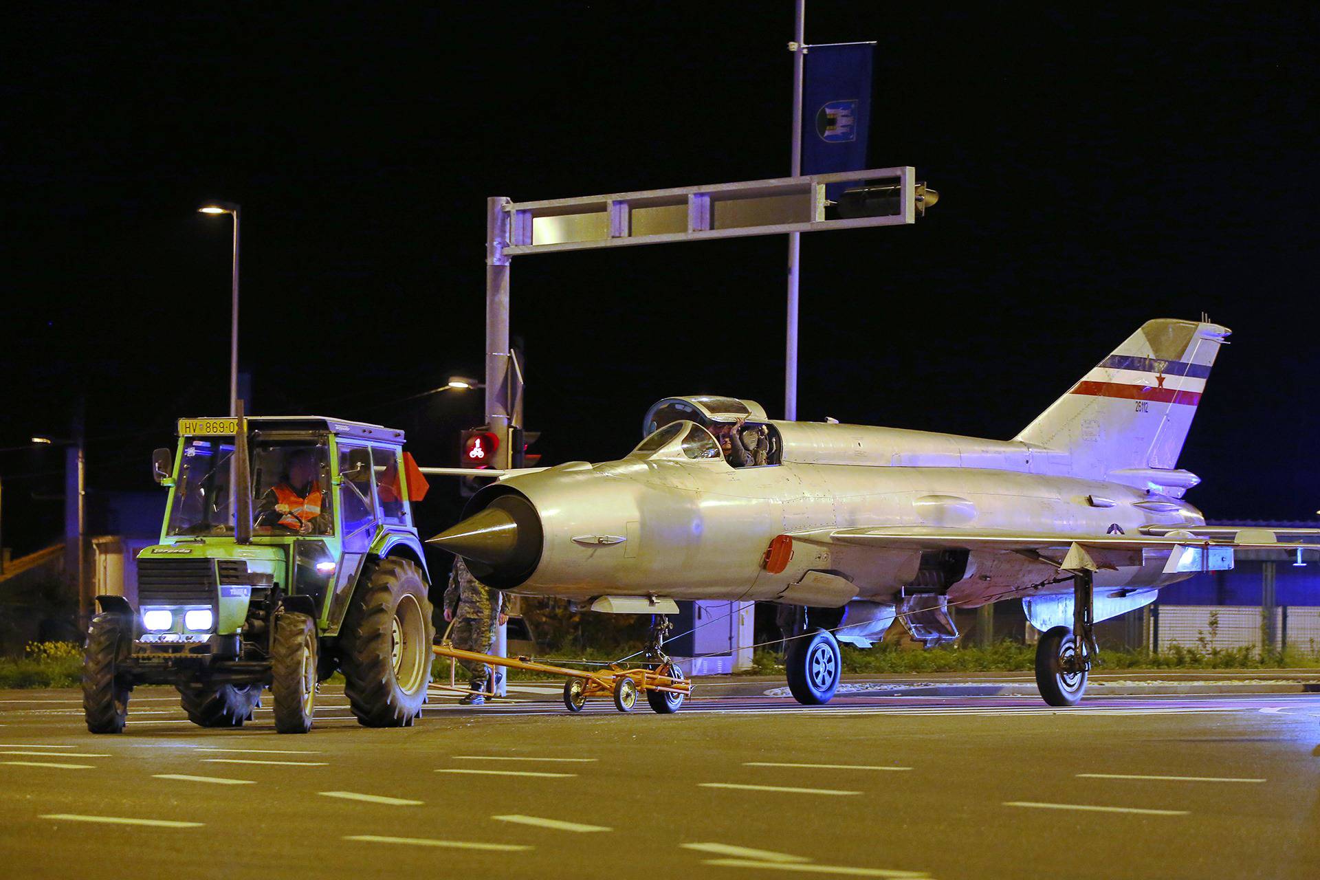 Pazi, MiG na cesti! Perešinov avion noćas vozili kroz Zagreb