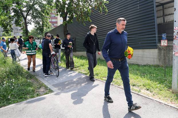 Graz: Dan nakon pokolja u školi brojni građani i učenici polažu cvijeće i pale svijeće za ubijene