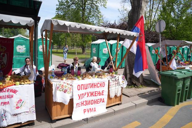 Beograd: Pripreme za trodnevni skup Pokreta za narod i drzavu ispred Narodne skupštine 