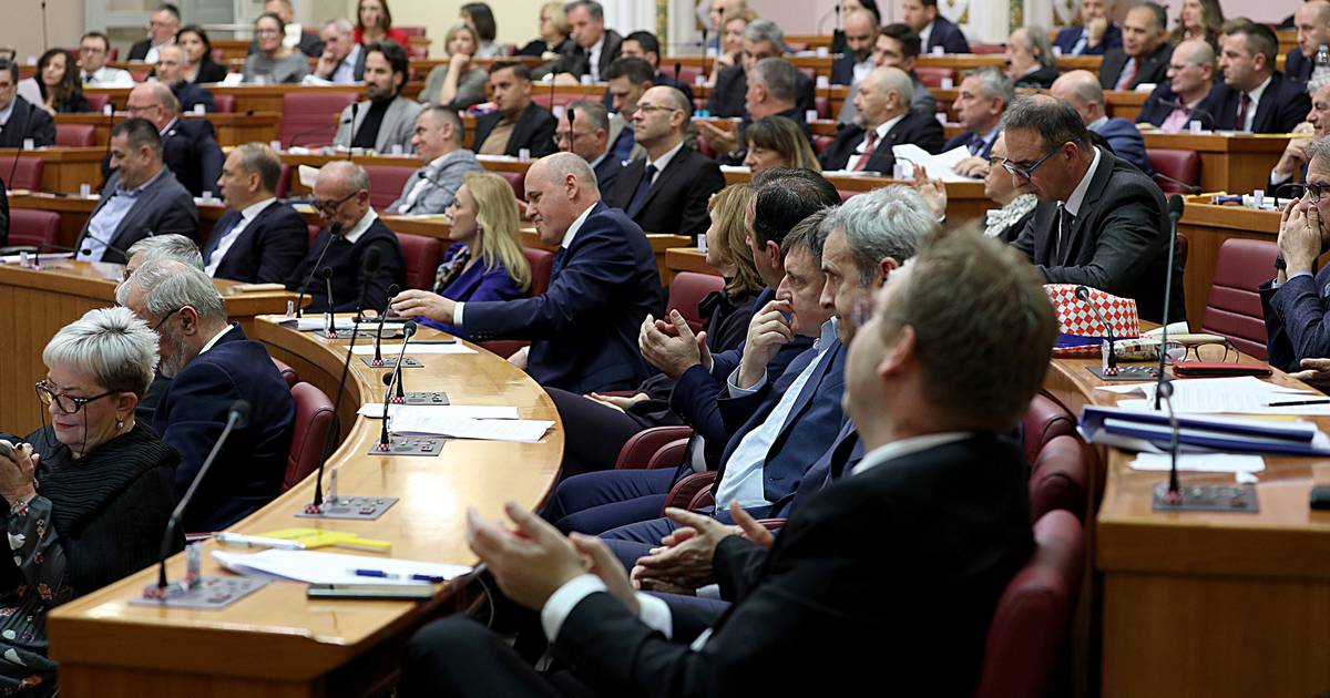 Opposition Calls for Parliament Dissolution and Elections as Deputies Vote Before Winter Break