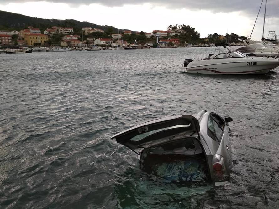 Nevrijeme na Rabu: Parkirala na rivi i ostala bez automobila