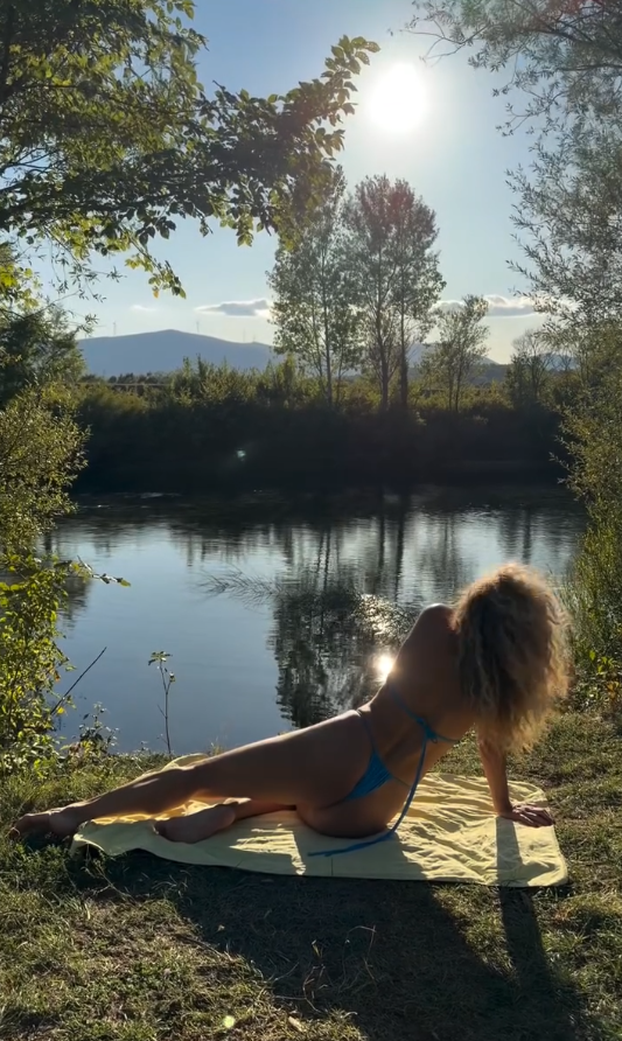 FOTO Mama Renata ne odustaje od ljeta! Pokazala je osunčanu guzu u mini neonskom bikiniju