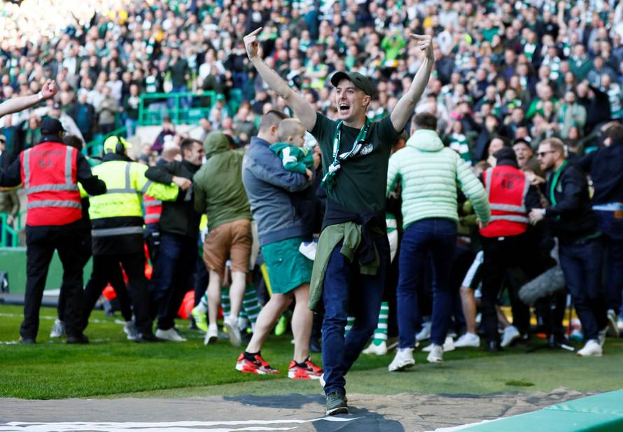 Celticu Old Firm, navijač je s bebom utrčao na teren slaviti