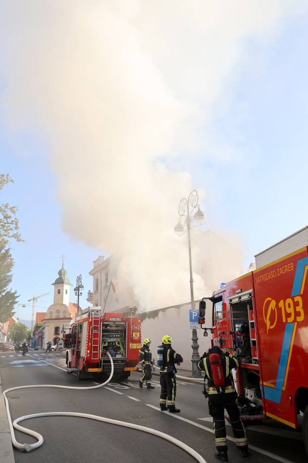 Zagreb: Na dvorišnoj zgradi na Kaptolu izbio je požar, vatrogasci izašli na intervenciju