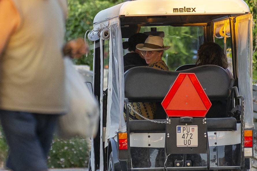 Kylie Minogue viđena kako u opuštenom izdanju izlazi iz luksuzne vile u Rovinju