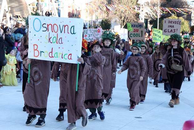Šibenik: Maškarana povorka Šibenskog krnjevala 2026. prošetala je gradom sa 300 Dalmatinera