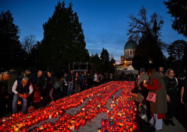 Paljenje svijeća na gradskom groblju Mirogoj