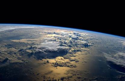NASA opet cenzurira: Snimili NLO-e kako napuštaju Zemlju