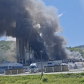 VIDEO Tvornica kraj Daruvara gori satima, svjedok: 'Krenulo se dimiti iz solarnih panela'