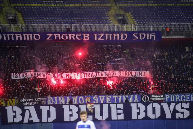 Navijači na tribinama prate susret Dinama i Osijeka