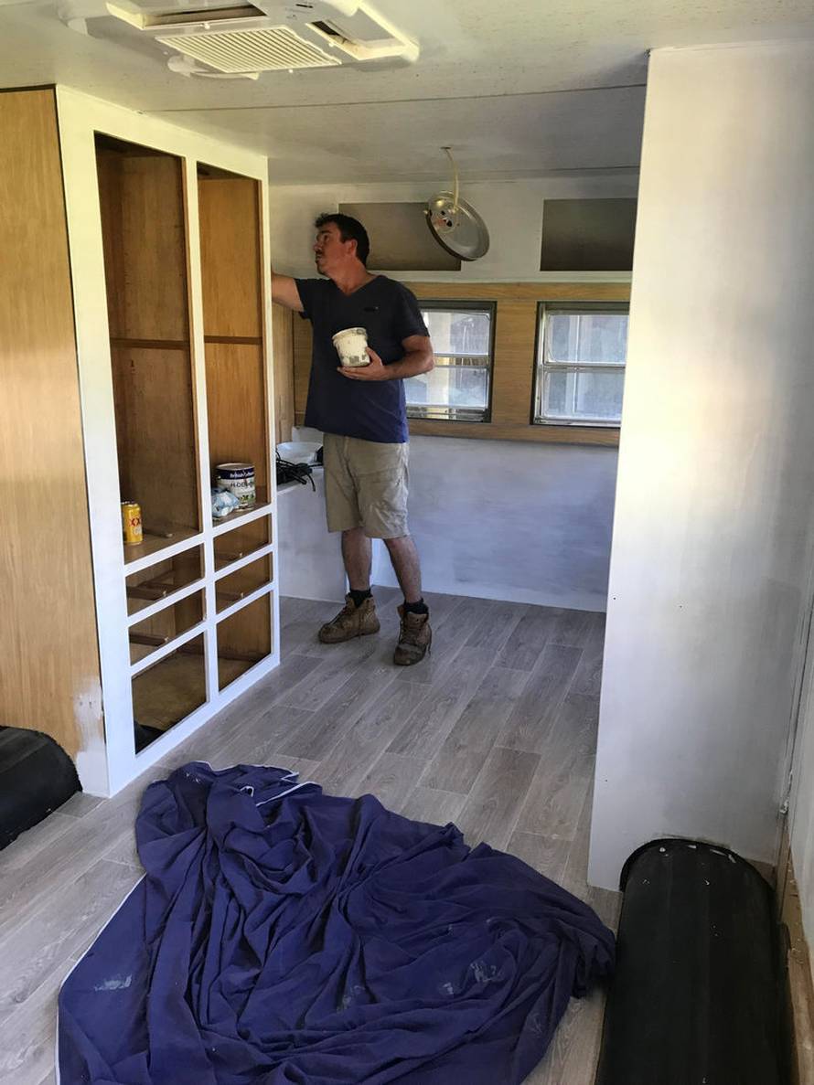 Transformirali karavan u dom iz snova: Sve što vidite, naučili smo napraviti - preko videa