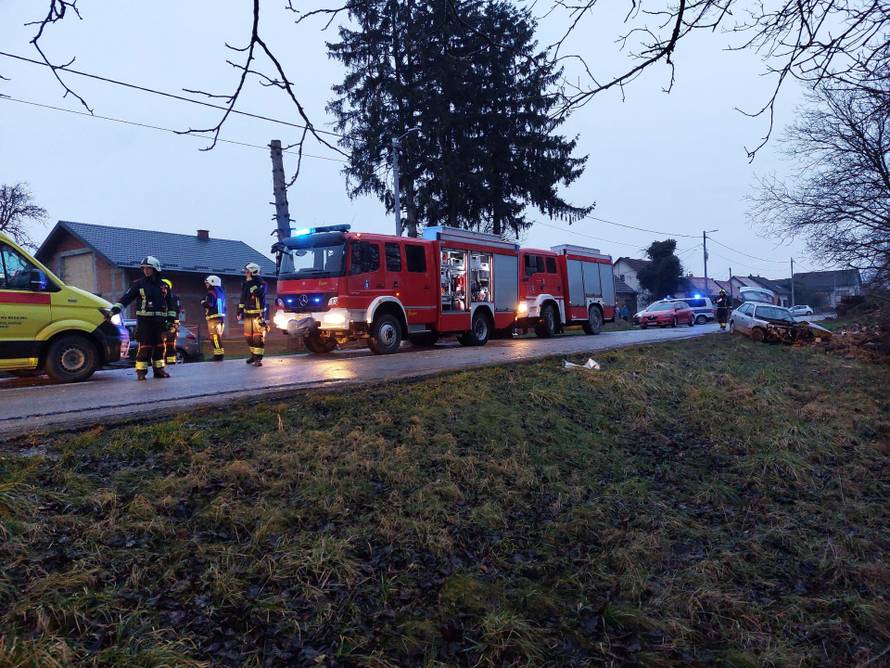 FOTO Dvoje ozlijeđenih u sudaru automobila kraj Siska