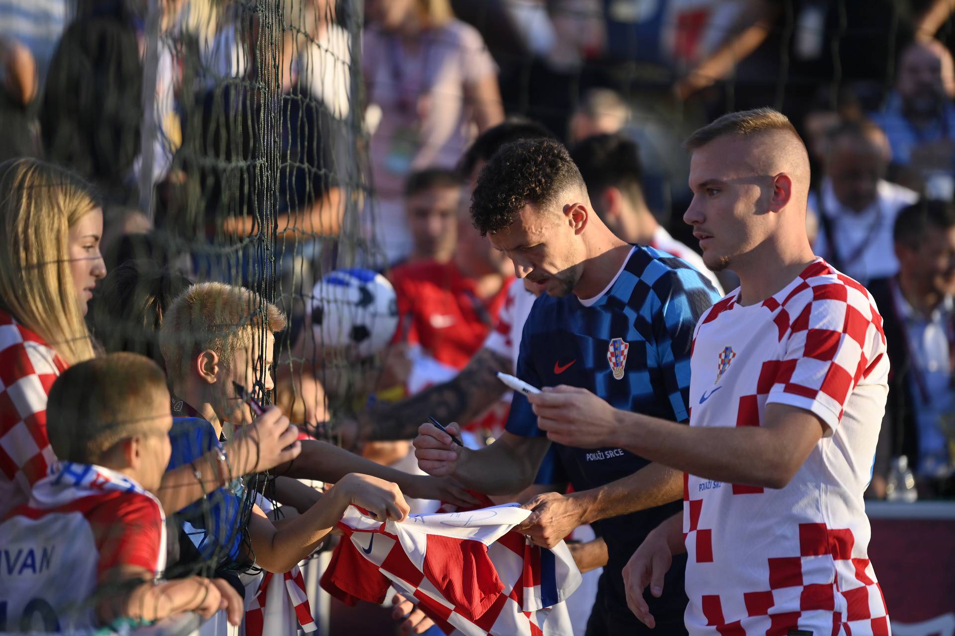 Međusobni okršaj zvijezda Vatrenih u uličnom nogometu održan je u Zagrebu