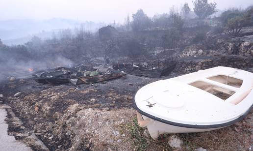 GALERIJA Opustošena Podgora: Umorni vatrogasci borili su se cijelu noć, vatra gutala čamce...