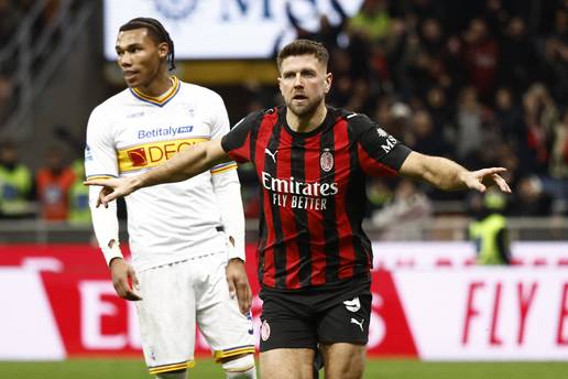 Te&scaron;ka pobjeda Milana protiv Leccea, Modri&cacute; u&scaron;ao s klupe