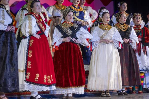 Županja: U sklopu 59. Šokačkog sijela održana Revija narodnih nošnji zlatara